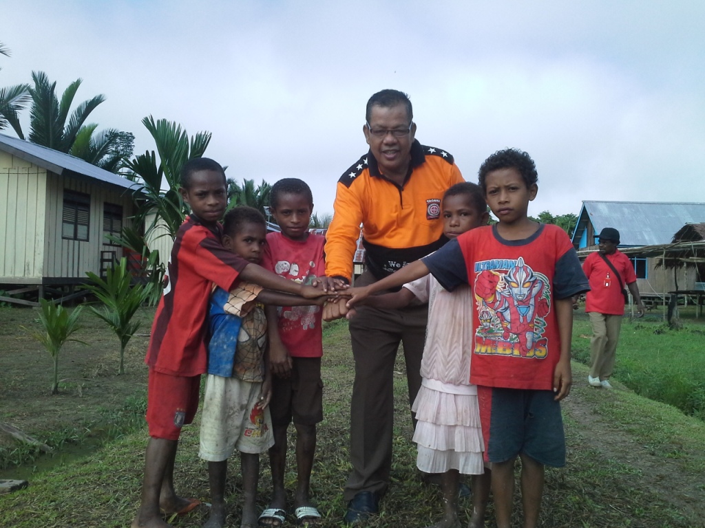 Bersama Anak-Anak di Kampung Witi